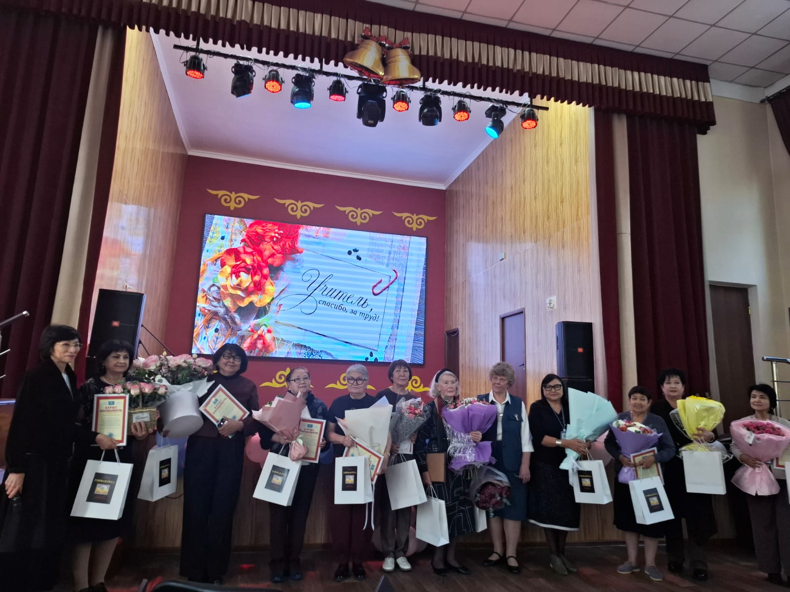 Уақыттың алтын парақтарына аты жазылған, физика-математика бағытындағы 90-мектептің ең алғашқы директоры, ұлағатты педагог-ветеран Нели Давыдовна Трушина арнайы шақырылды.