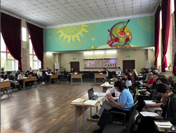 №90 мамандандырылған мектеп-лицейінде ұстаздар қауымына арналған “Заманауи мектептің оқыту әдістемесі және жасанды интеллект” тақырыбында педагогикалық кеңес өтті.