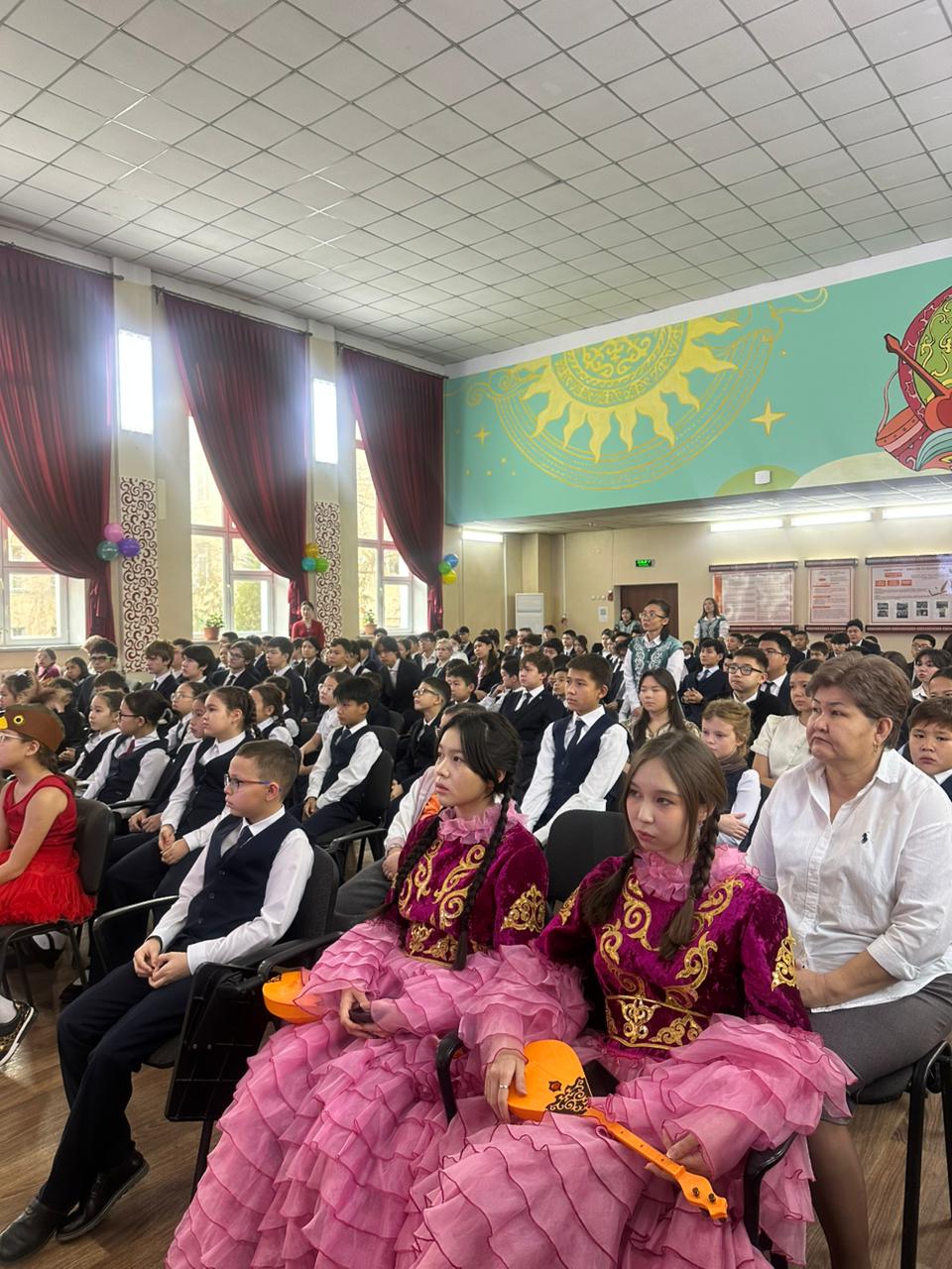 №90 мамандандырылған мектеп-лицейінде Қазақ тілі апталығының ашылуына орай "Қазақ тілі мен әдебиеті пәні мұғалімдері" арасында мазмұны терең, танымдығы жоғары іс-шаралар ұйымдастырылды.