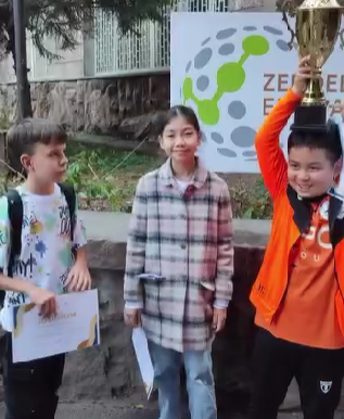 «Зерделі» оқу орталығы ұйымдастырған математика пәні бойынша олимпиада қорытындысы жарияланып, №90 мамандандырылған мектеп-лицейінің оқушылары үздік нәтижелер көрсетіп, жүлделі орындарға ие болды.