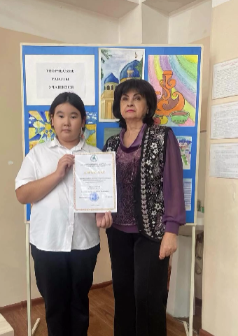 5 «В» сынып оқушысы Жангелды Софи аудандық «Күзгі фестиваль» балалар шығармашылығы конкурсында І орынды жеңіп алды! \ Ученица 5 «В» класса Жангелды Софи заняла I место в районном конкурсе детского творчества «Осенний фестиваль»!