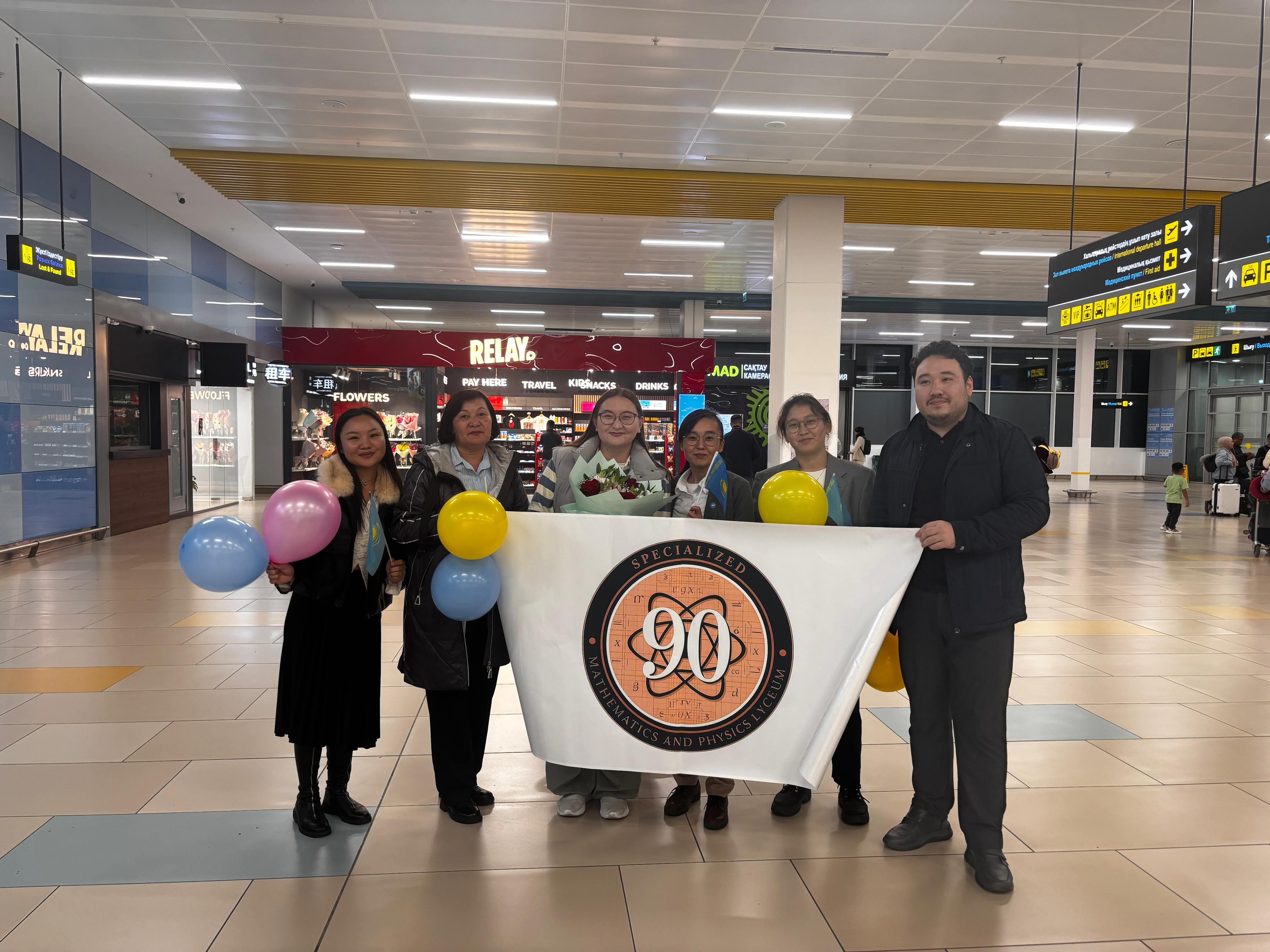 №90 мамандандырылған мектеп-лицейінің қазақ тілі мен әдебиеті пәні мұғалімі Гүлзат Сенімқызы “Almaty Ustazy” байқауында І орын жеңіп, Малайзия елінде өткен 10 күндік халықаралық іс-тәжірибеден абыроймен өтіп келді.