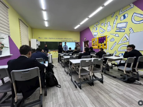 Бүгін №90 мамандандырылған мектеп-лицейінде оқушылардың құқықтық сауаттылығын арттыру мақсатында құқық қорғау органдарының өкілдерімен профилактикалық кездесу өтті.