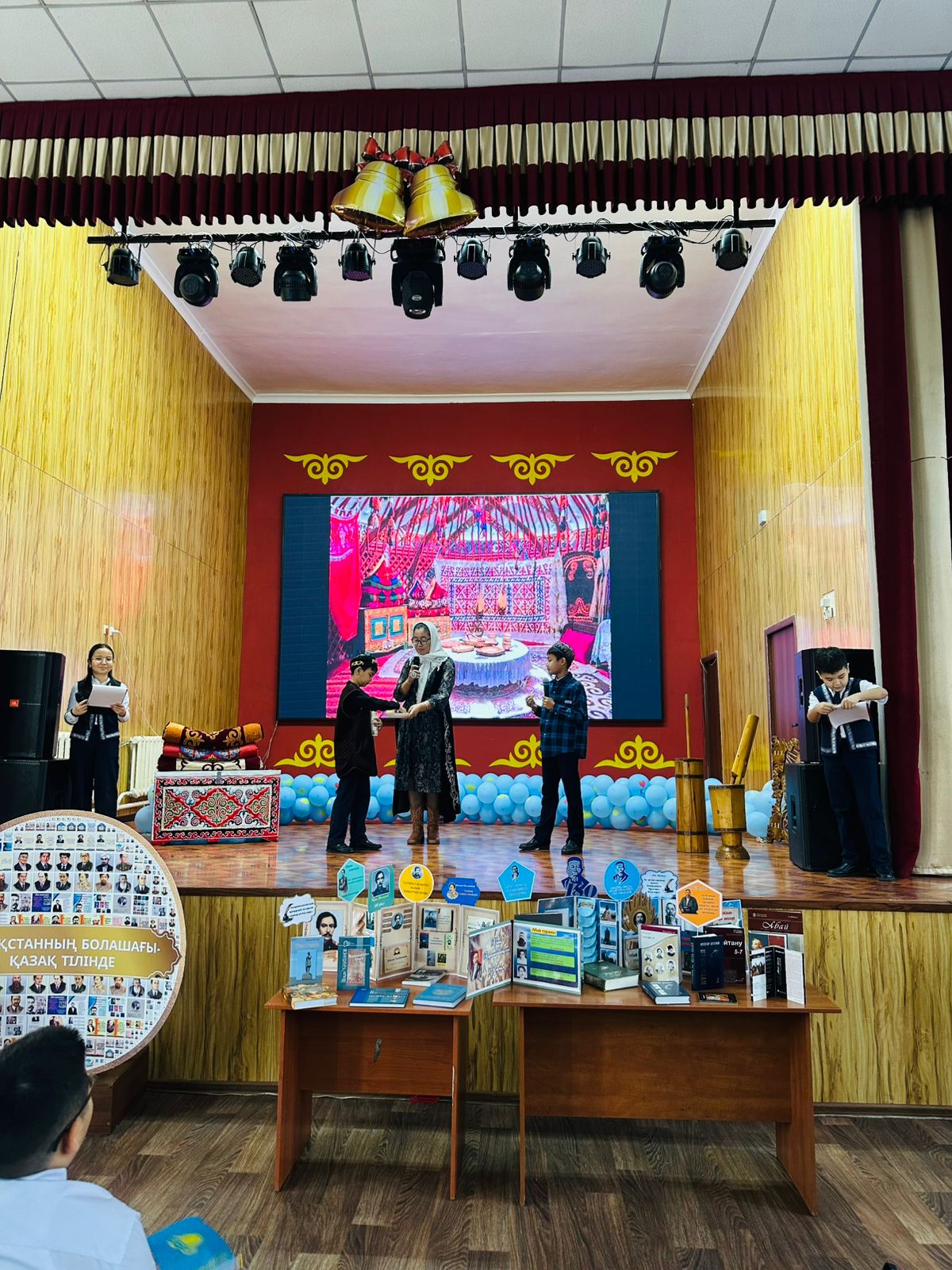 Шоқан Уәлихановтың 190 жылдығына арналған «Аққан жұлдыз» атты әдеби-танымдық кеш ұйымдастырылды. \ прошёл литературно-познавательный вечер «Аққан жұлдыз», посвящённый 190-летию великого учёного и просветителя Чокана Валиханова.