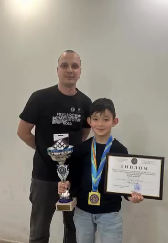 3 «Д» сынып оқушысы Хамитов Арнур Алматы қаласы бойынша ҚР ҰҚК департаменті қызметкерлерінің балалары арасында өткен шахмат турнирінде 8 мүмкін ұпайдың 8-ін жинап, өз үстемдігін анық көрсетіп, І орынды сенімді түрде жеңіп алды! 🏆♟️